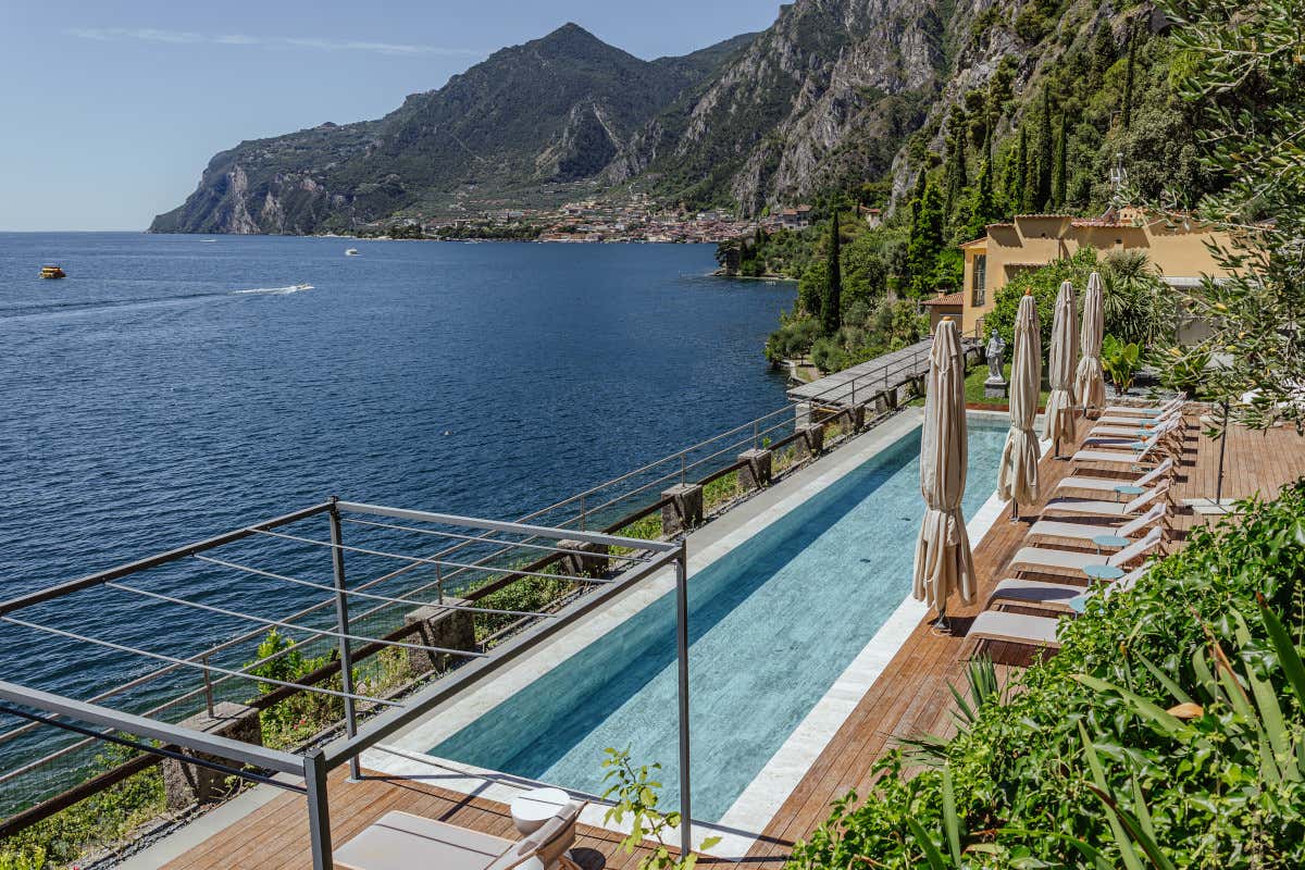 La piscina con vista di Residenza Sirreti Lago di Garda