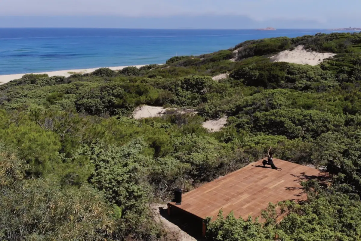 Al Resort &amp; SPA Le Dune di Badesi &egrave; possibile fare yoga, di fronte al mare&nbsp; Delphina hotels