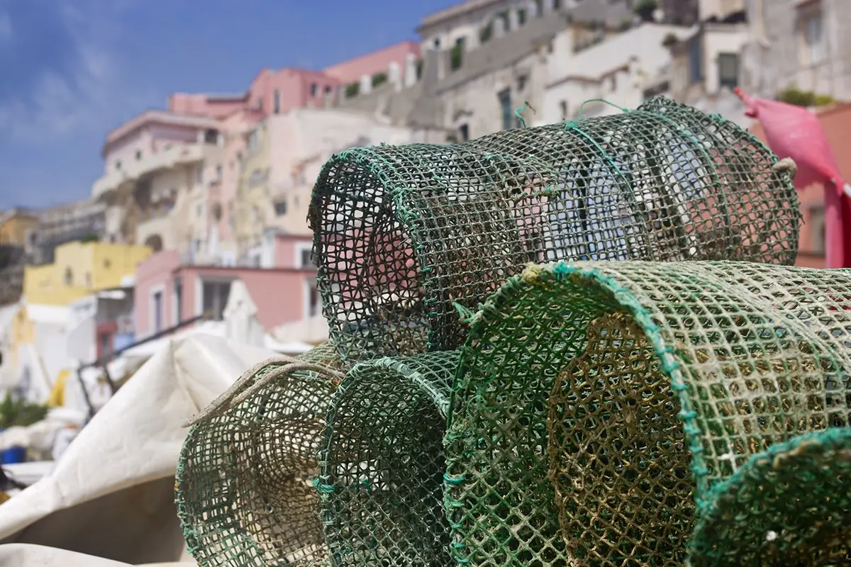 Le reti ammassate sui pontili Procida, pi&ugrave; che un&rsquo;isola&hellip; Capitale!