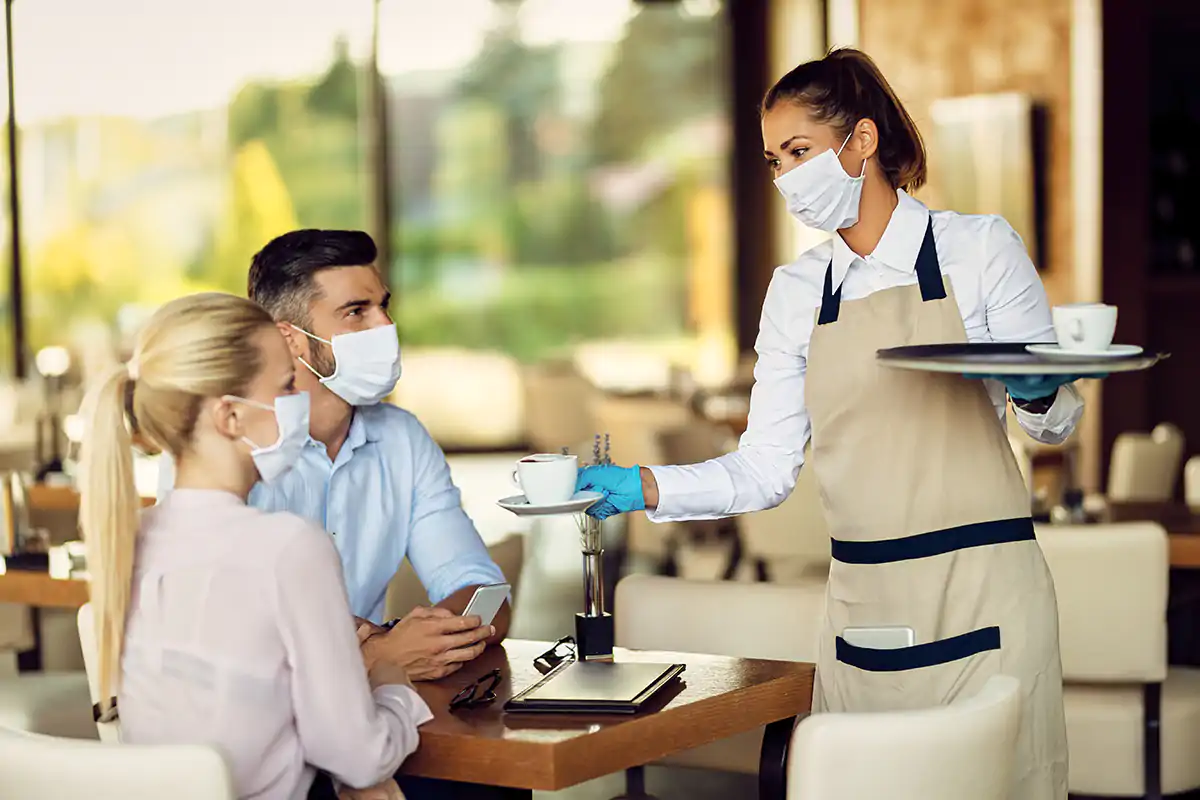 Al momento, solo met&agrave; degli esercizi pubblici in Italia pu&ograve; utilizzare uno spazio esterno per il servizio al tavolo Coprifuoco, riaperture e sostegni: ristoratori costretti ad attendere
