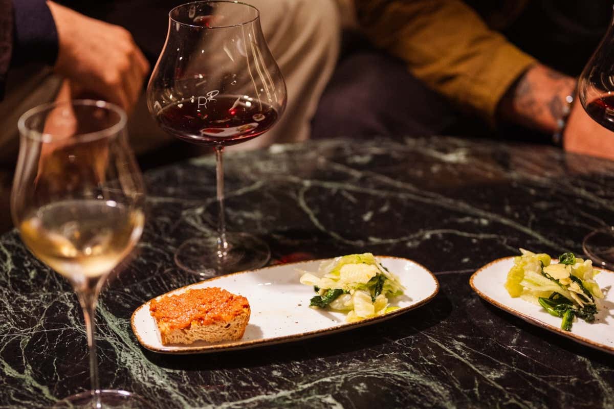 Dentro Ribelle e Rascasse, il locale dove il vino naturale diventa racconto