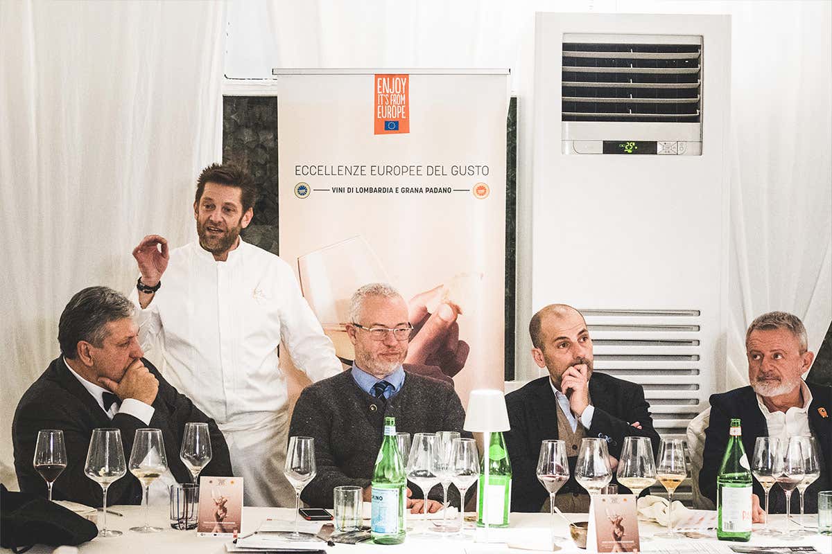 Alberto Riboldi spiega i piatti in sala “Nati per stare insieme” ultima serata al Castello Malvezzi