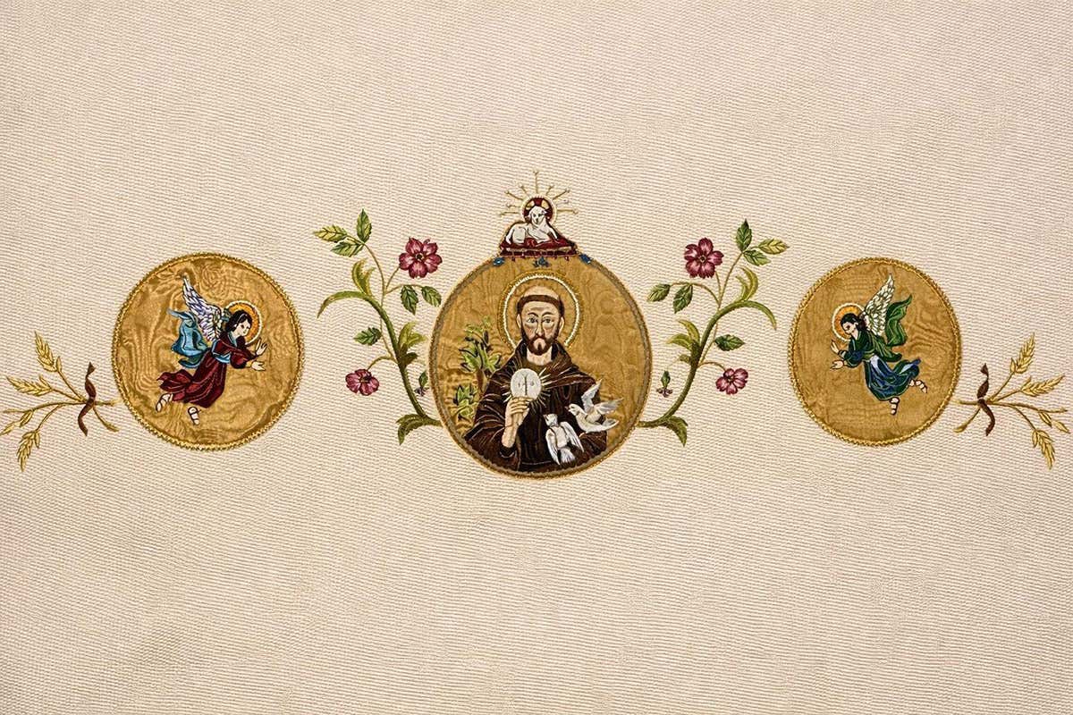 I paramenti sacri di Manuele Canu per il Santuario de La VernaLa balza della tovaglia d’altare