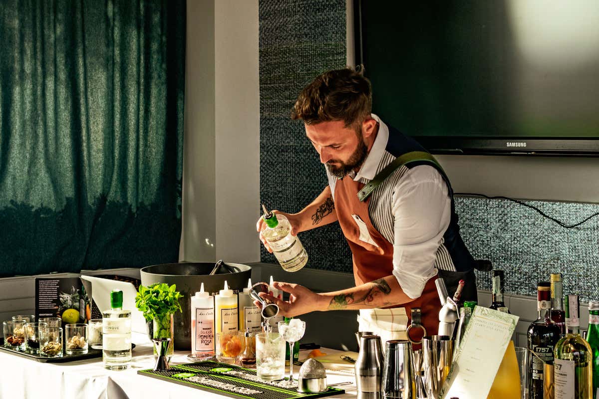 Riccardo Marinelli al lavoro&nbsp; Sulla terrazza del Les Etoiles si impara l'arte della miscelazione guardando San Pietro