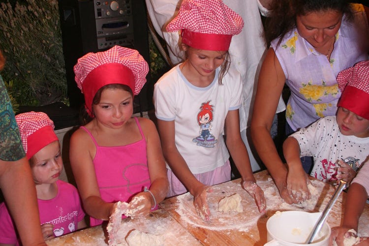 Bimbi impegnati in un corso di cucina (Ricci Hotels, a Cesenatico i bimbi diventano pasticceri)