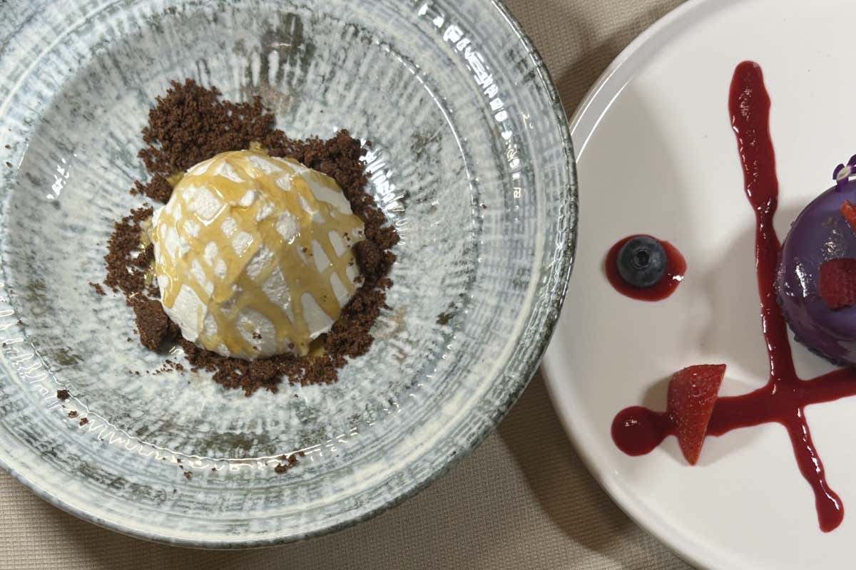 Fior di Miele, una nuvola di ricotta e yogurt biodinamici con miele pregiato, accompagnato dalla nota croccante di un crumble alla farina di mandorle