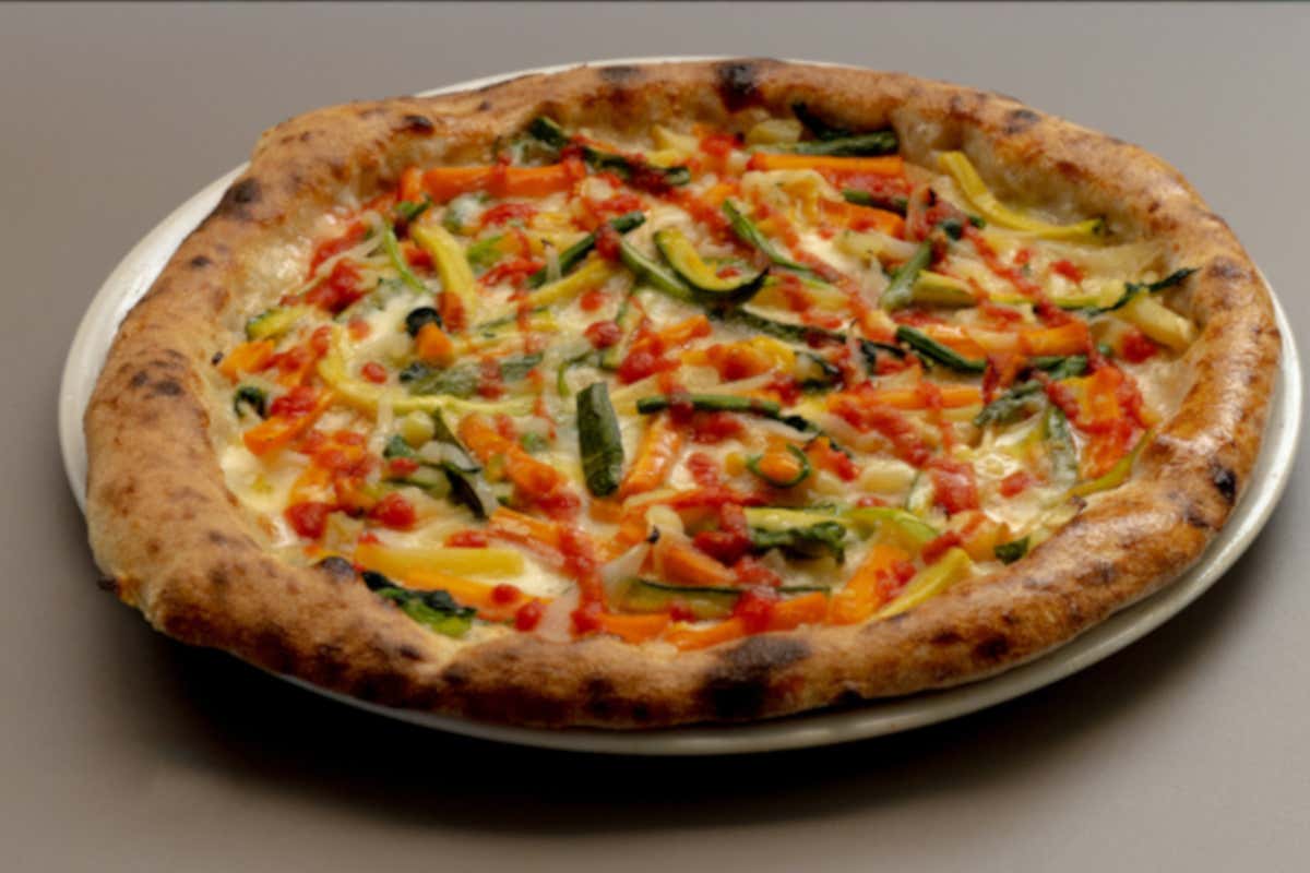 La pizza “Ortolina Bioattiva”, Bufala Dop, Fiordilatte di Argeola e Parmigiano 24 mesi con le verdure di stagione dell’Orto Bioattivo