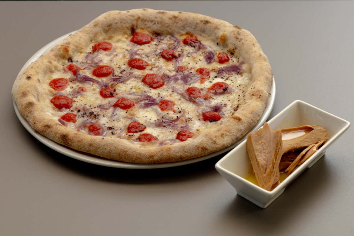 Tramonto Costiero, un mix di mozzarelle con cipolle rosse caramellate, gocce di pomodoro fresco e polvere di peperoni cruschi