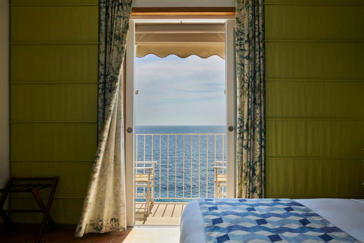 Una delle stanze vista mare del complesso Casa Caputo