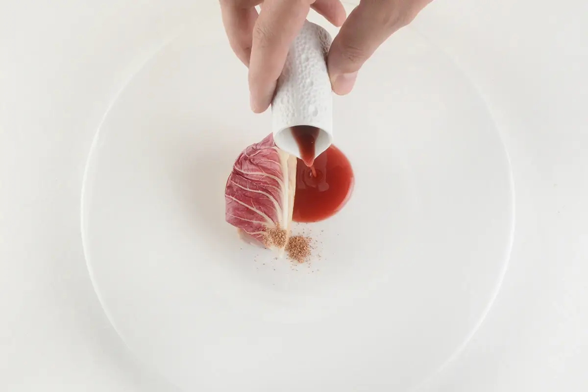 Ricciola del Mar Tirreno, mela, radicchio e burro lievitato Il Palagio del dopo Mollica: nuove emozioni con Paolo Lavezzini