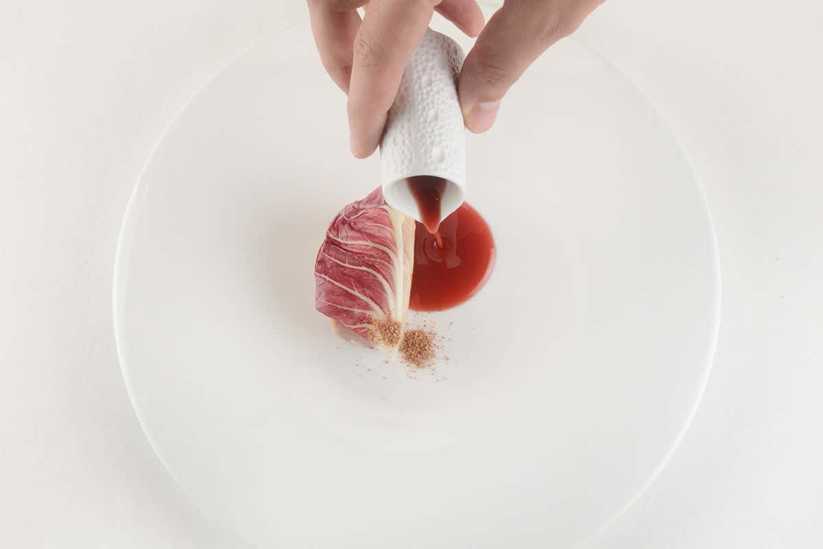 Ricciola del Mar Tirreno, mela, radicchio e burro lievitato Il Palagio del dopo Mollica: nuove emozioni con Paolo Lavezzini