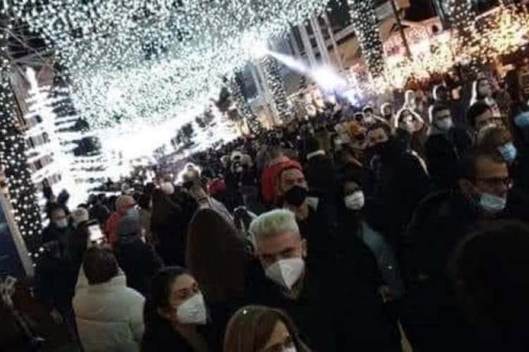 A Riccione assembramenti in strada per le luminarie di Natale A Riccione assembramenti in strada per le luminarie di Natale