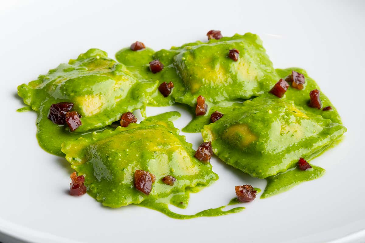 La ricetta di Andrea Ribaldone: Scrigni con crema di rucola e croccante di prosciutto crudo Scrigni: da Surgital la pasta fresca ufficiale di Identità Golose La ricetta di Andrea Ribaldone: Scrigni con crema di rucola e croccante di prosciutto crudo Scrigni: da Surgital la pasta fresca ufficiale di Identità Golose