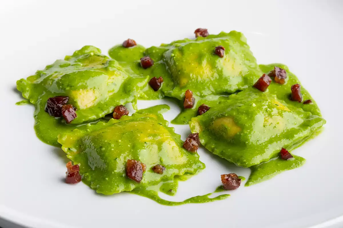 La ricetta di Andrea Ribaldone: Scrigni con crema di rucola e croccante di prosciutto crudo Scrigni: da Surgital la pasta fresca ufficiale di Identit&agrave; Golose
