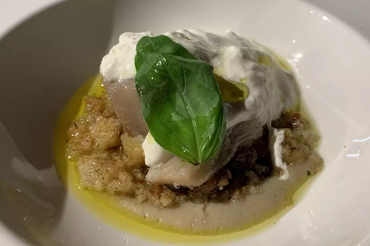 Tommaso Arrigoni: Crumble di pane affumicato, stracciatella, melanzana, pomodora candito e aringa Una cena firmata Euro-Toques per salutare alla grande la design week