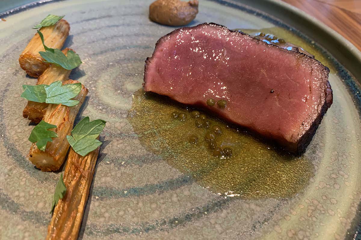 Manzo alla brace, bacche di sambuco e scorzonera Degustare lo Champagne attraverso i sensi