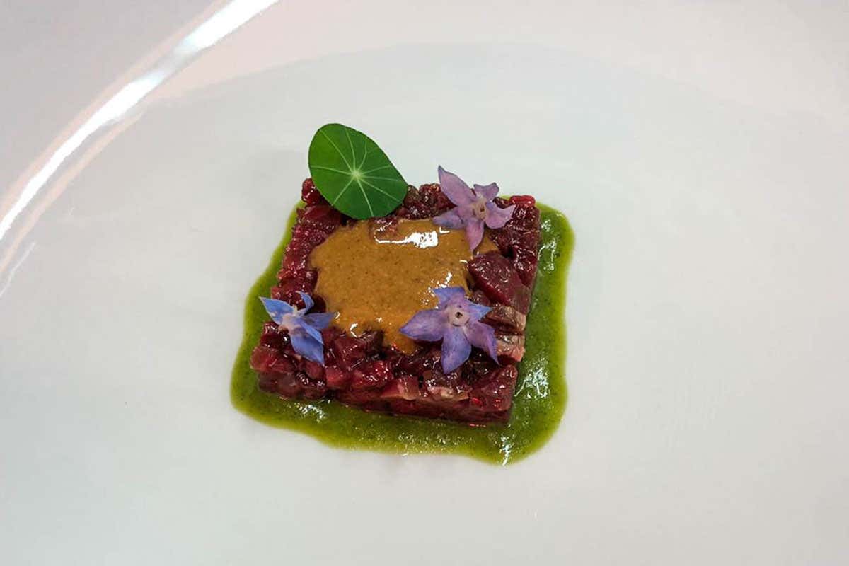 Carne cruda piemontese, borragine, pralinato e gomasio Carne cruda piemontese, borragine, pralinato e gomasio