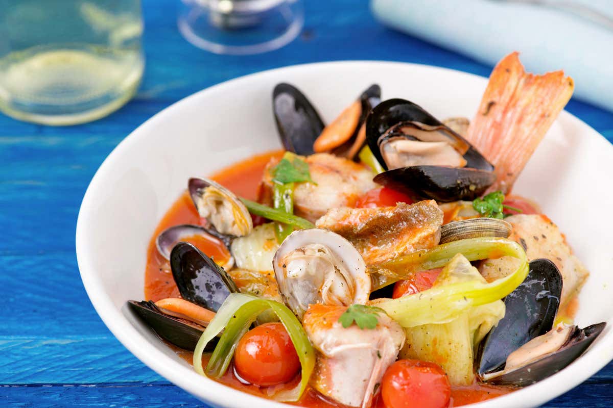 Zuppa di pesce alla paesana con cipollotto, preparata con Fondo di Crostacei Knorr Professional Unilever Food Solutions con il Fondo di Crostacei per ricette dal sapore di mare Zuppa di pesce alla paesana con cipollotto, preparata con Fondo di Crostacei Knorr Professional Unilever Food Solutions con il Fondo di Crostacei per ricette dal sapore di mare
