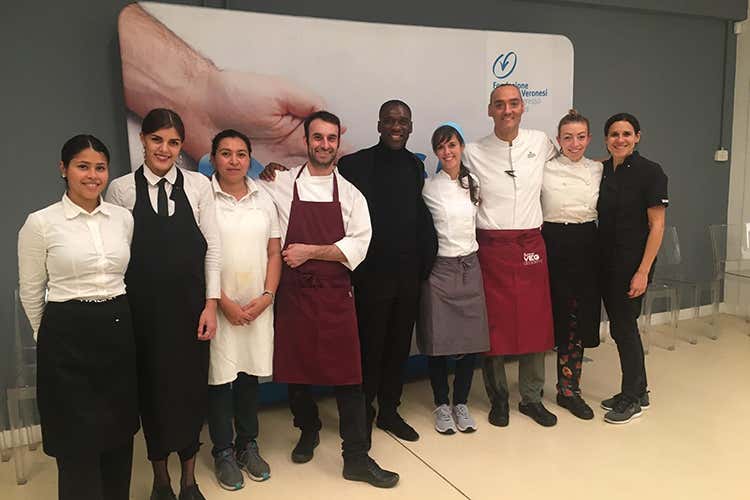 Lo chef Simone Salvini con la brigata che ha cucinato per la serata e l'ex calciatore Clarence Seedorf (Le ricette vegetali di Salvini celebrano il 25° di The Bridge) Lo chef Simone Salvini con la brigata che ha cucinato per la serata e l'ex calciatore Clarence Seedorf (Le ricette vegetali di Salvini celebrano il 25° di The Bridge)