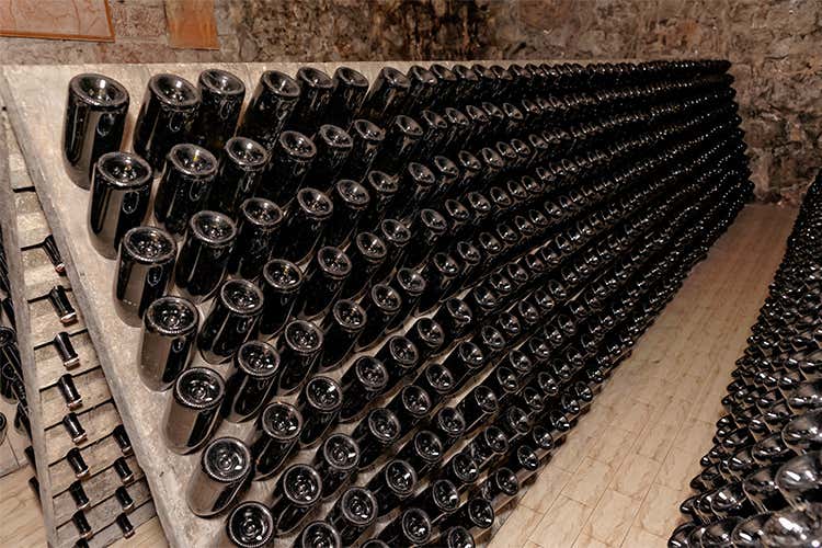 Rifermentazione in bottiglia Fondamentale nel metodo Classico Rifermentazione in bottiglia Fondamentale nel metodo Classico