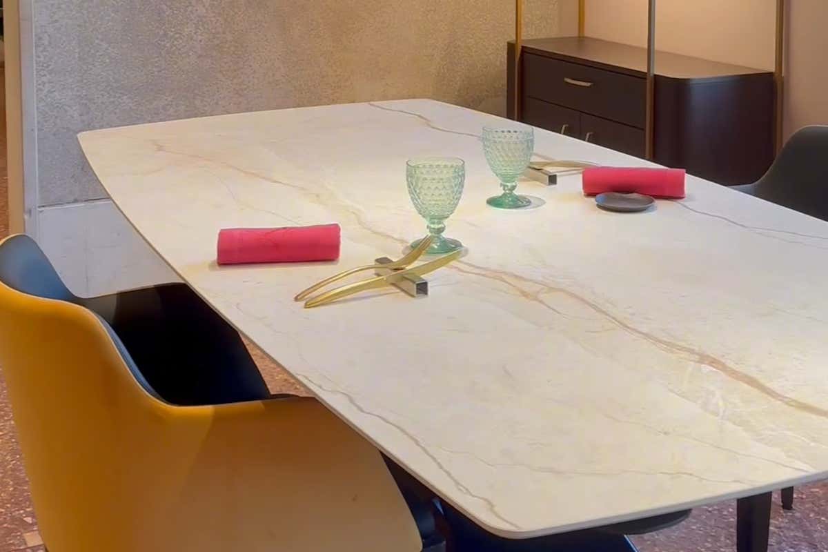 Riflessi firma tavoli multifunction al ristorante veneziano di Alessandro Borghese