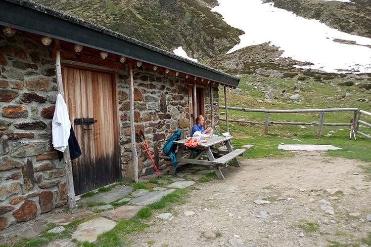 Turisti al rifugio (Rifugi lombardi, via alla formazione di rifugisti ed escursionisti) Turisti al rifugio (Rifugi lombardi, via alla formazione di rifugisti ed escursionisti)