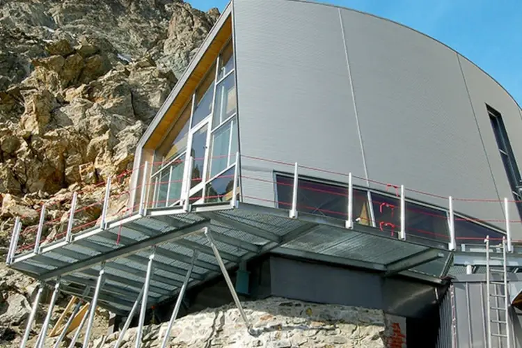 Il Rifugio Gonella, foto da Cai Torino Siccit&agrave; in alta quota, il rifugio sul Monte Bianco chiude per mancanza d&rsquo;acqua