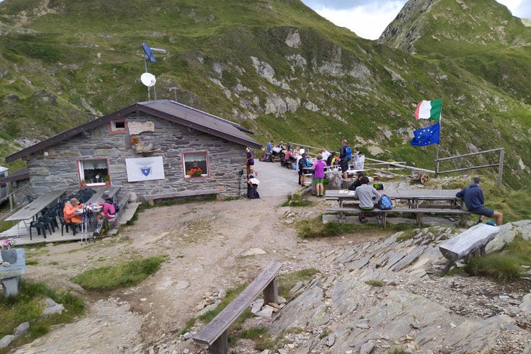 Turisti al rifugio Tagliaferri - Ad agosto boom di turisti in quota Respirano i rifugi lombardi