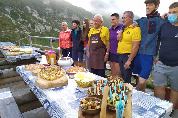 Le specialità culinarie del rifugio Tagliaferri - Ad agosto boom di turisti in quota Respirano i rifugi lombardi