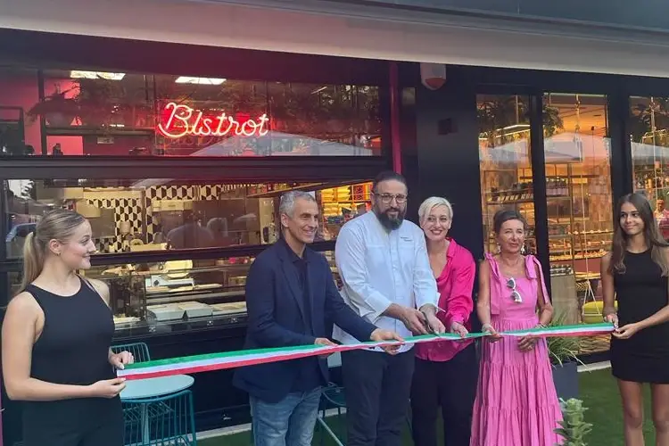 Il taglio del nastro del nuovo Rinaldini a Rimini&nbsp; Inaugurato a Rimini il nuovo store di Roberto Rinaldini