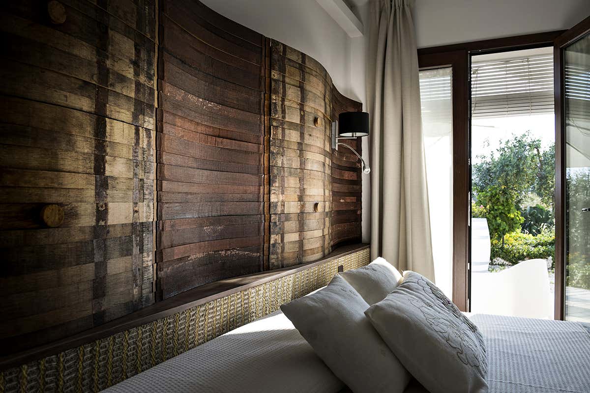 I dettagli in legno di una delle stanze del wine relais Riofavara