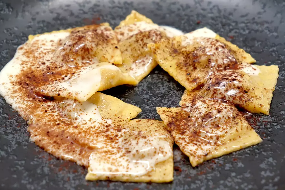 Ravioli ripieni di cipolla bionda di Cureggio e Fontaneto Bionda, piatta e dolce: &egrave; la cipolla di Cureggio e Fontaneto