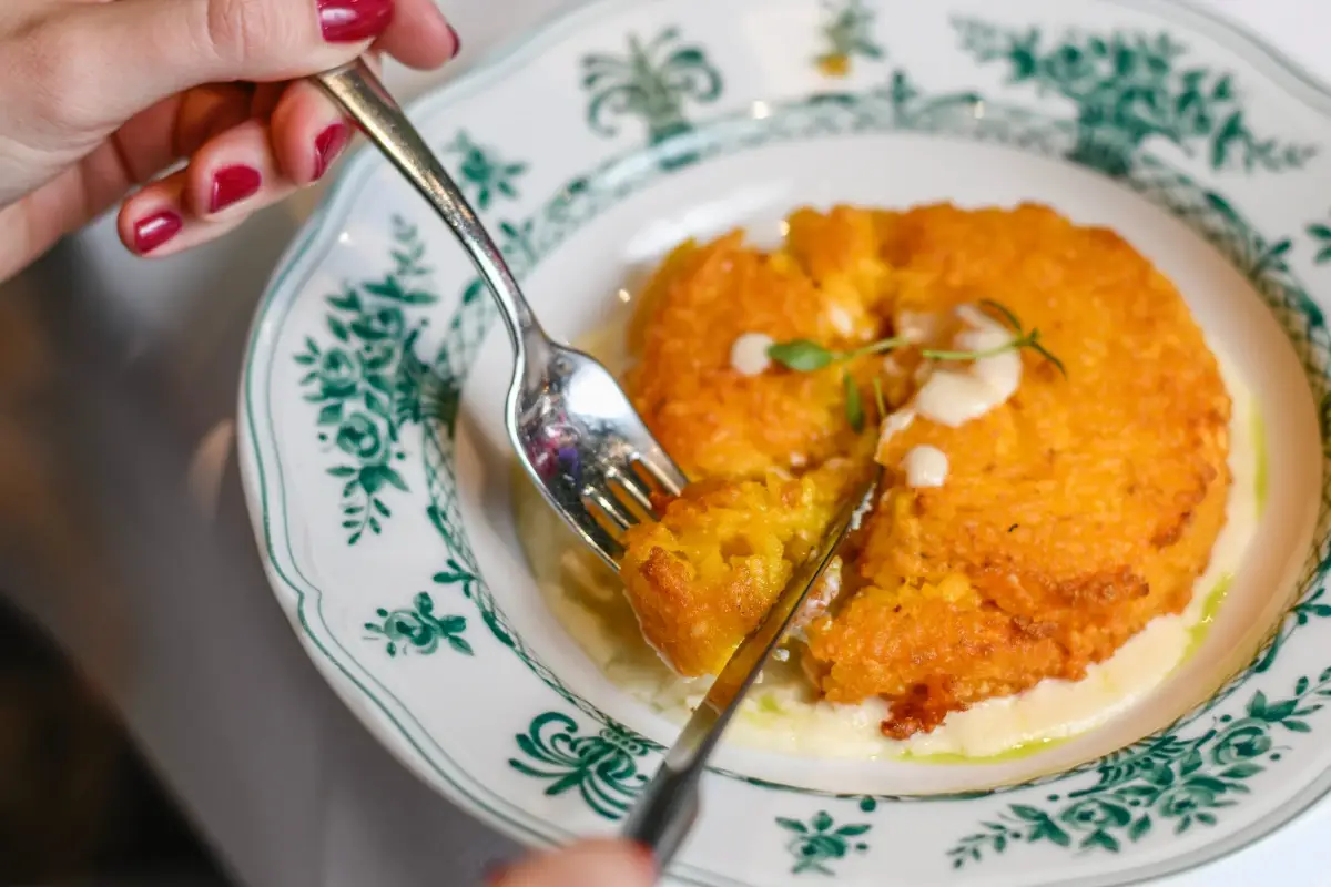 Il riso al salto con fonduta di Silter A Milano il ristorante Stendhal festeggia il 35° anniversario