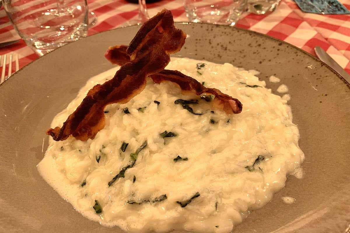 Risotto al cavolo nero con pancetta croccante e fondente di Fontina Dop d'Alpeggio  Al ristorante con la Fontina d’Alpeggio Dop