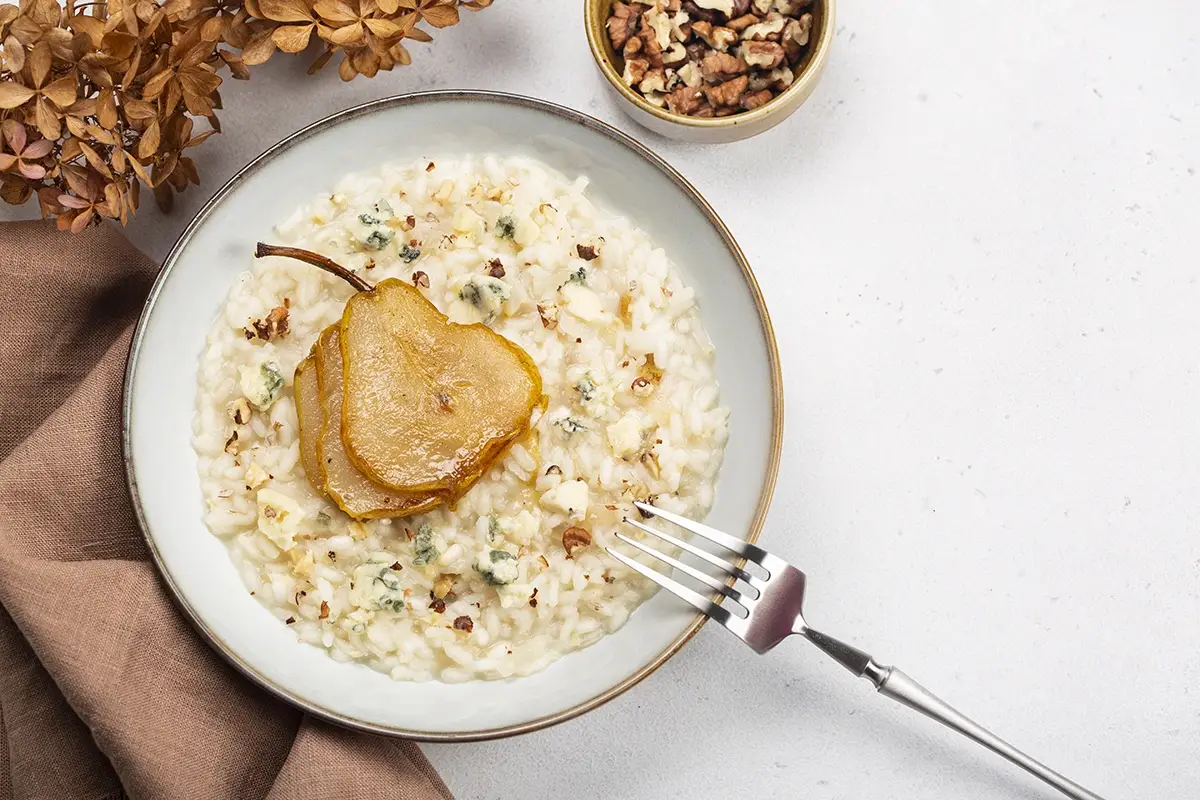 Risotto al gorgonzola, pera e noci Gorgonzola, storia e segreti del formaggio amato da Churchill e nel menu del Titanic