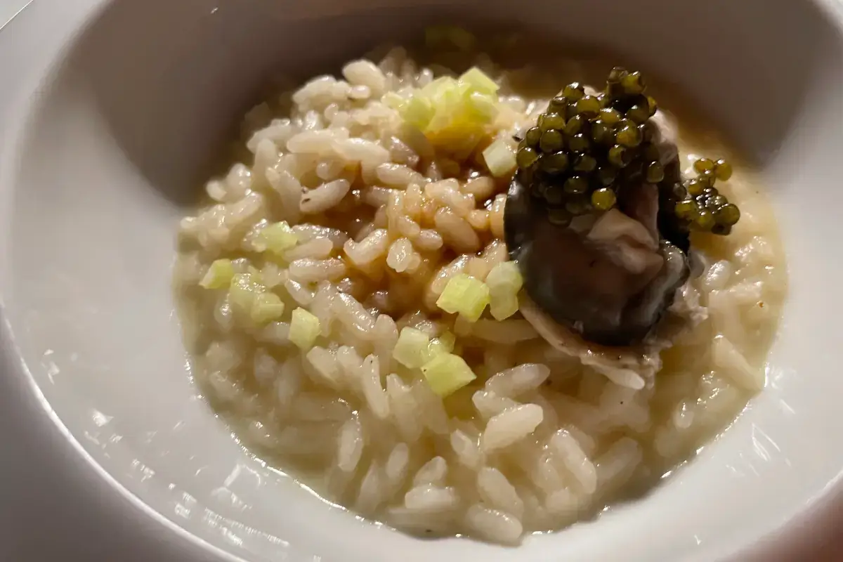 Riso con  ostrica, caviale e salsa di Franciacorta  Al Santamonica di Genova tanta Liguria nel piatto, ma non convenzionale