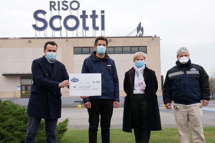 LA consegna dei fondi raccolti all'ospedale di Pavia Riso Scotti, i dipendenti regalano un’ora di lavoro al S.Matteo di Pavia