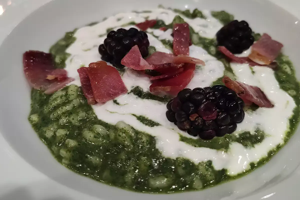 Risotto alle ortiche, more, crema di bufala e Speck Alto Adige Igp Speck Alto Adige Igp: il Consorzio festeggia 30 anni di tutela