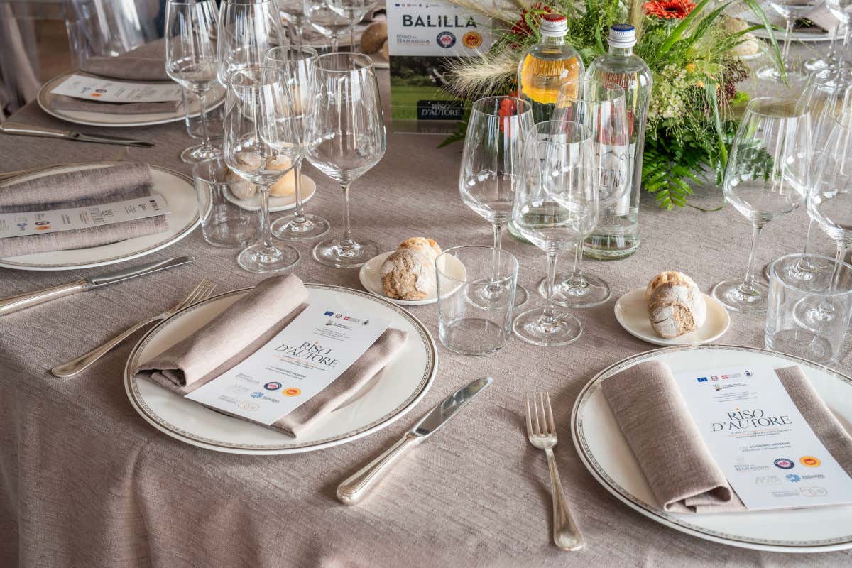 La mise en place per l’evento “Riso d’autore”