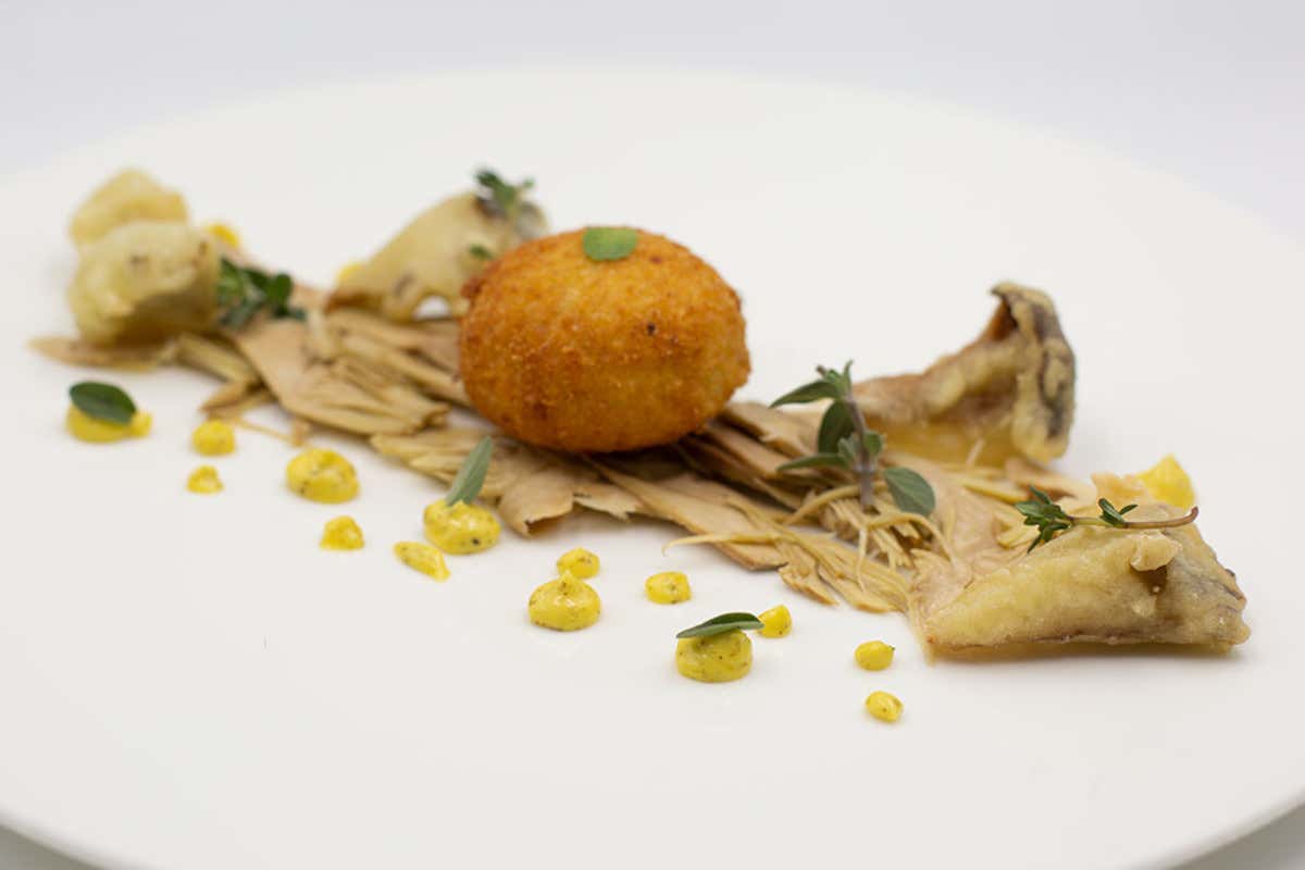 Uovo Bio croccante, carpaccio di carciofi violetti, cardoncelli in tempura alle erbette e maionese ai capperi Risorgimento Hotel Resort, quintessenza del Barocco leccese