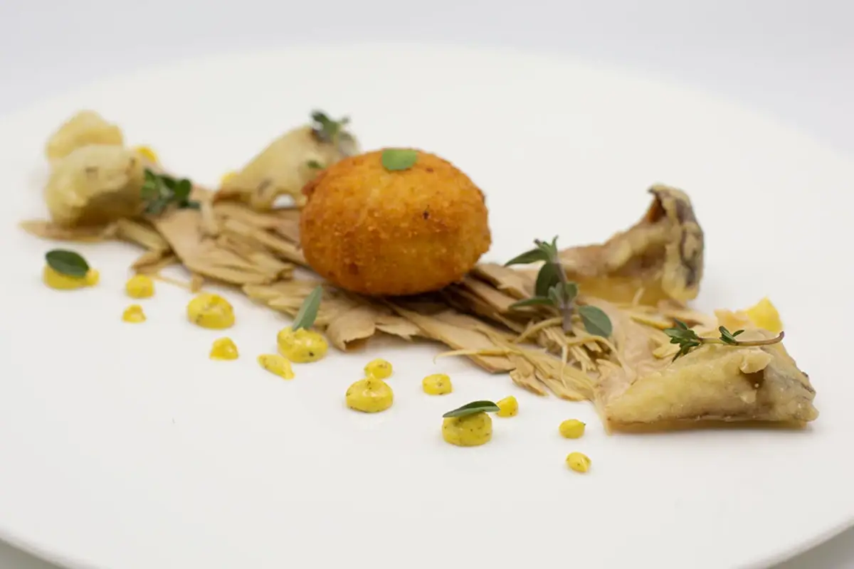 Uovo Bio croccante, carpaccio di carciofi violetti, cardoncelli in tempura alle erbette e maionese ai capperi Risorgimento Hotel Resort, quintessenza del Barocco leccese