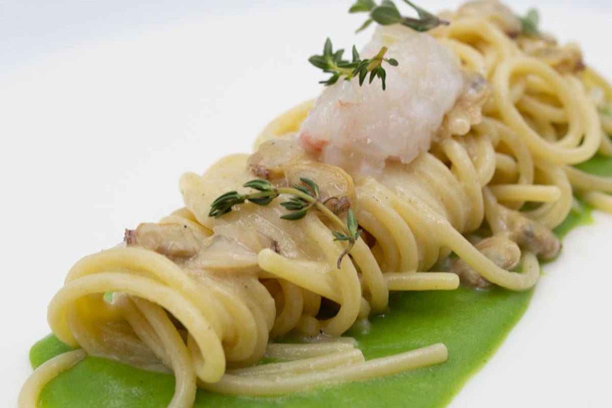 Spaghettone “Mancini” con vongole veraci, crema di rape e crudo di scampi Risorgimento Hotel Resort, quintessenza del Barocco leccese