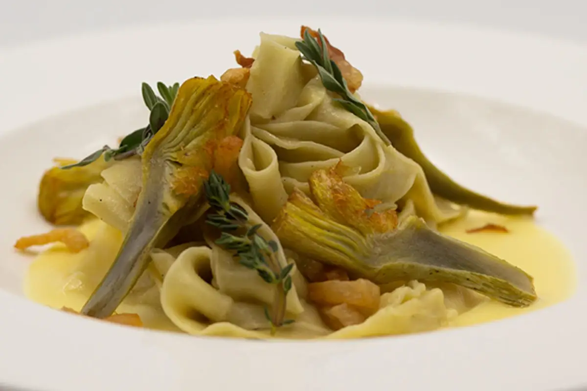 Fettuccine all’uovo con cuori di carciofi violetti, guanciale di maiale nero lucano e crema di canestrato pugliese DOP Risorgimento Hotel Resort, quintessenza del Barocco leccese