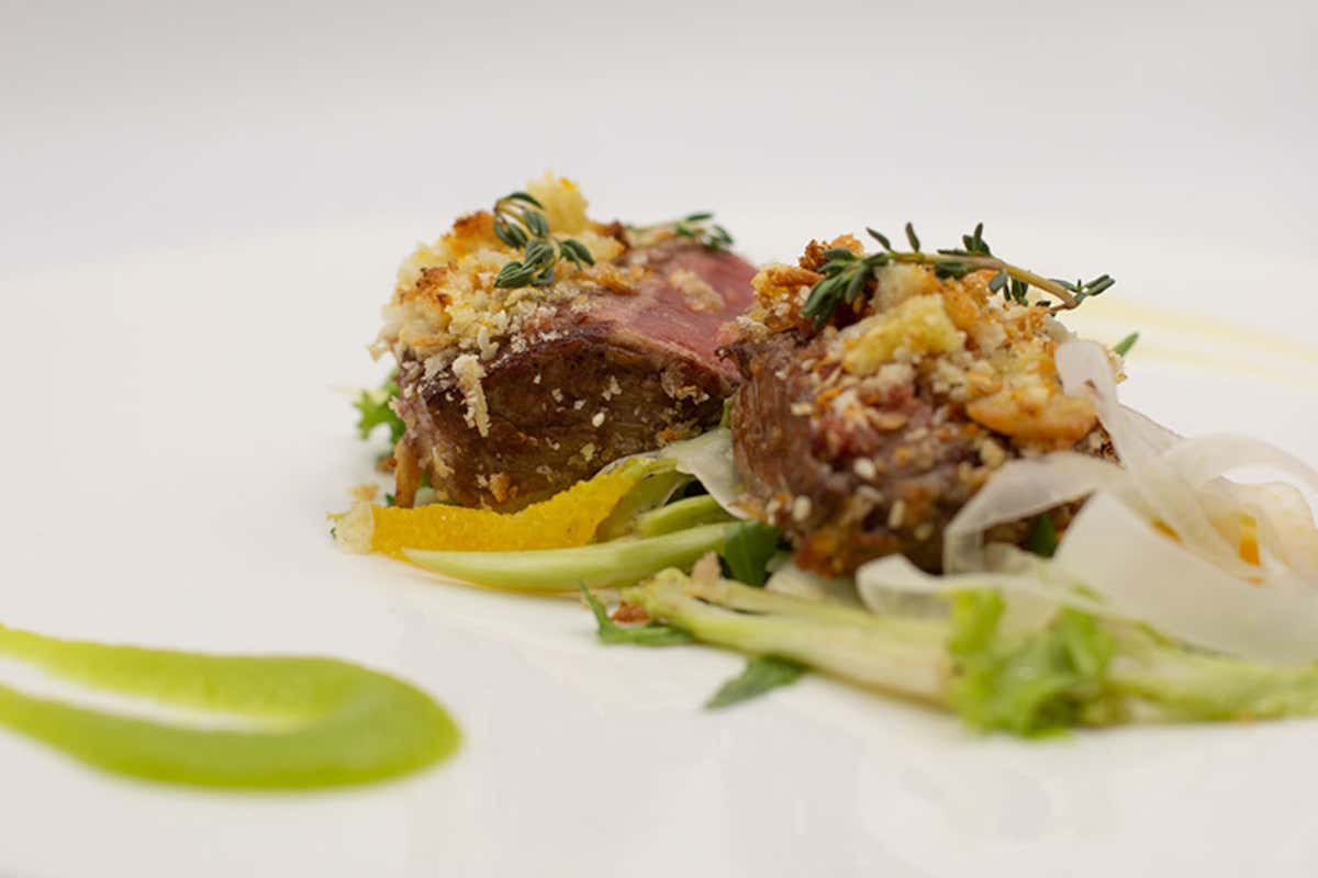Tataki di vitella podolica in crosta di agrumi e sesamo, insalatina di finocchi, puntarelle e arance con salsa ai due sedani Risorgimento Hotel Resort, quintessenza del Barocco leccese