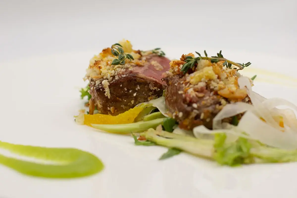 Tataki di vitella podolica in crosta di agrumi e sesamo, insalatina di finocchi, puntarelle e arance con salsa ai due sedani Risorgimento Hotel Resort, quintessenza del Barocco leccese