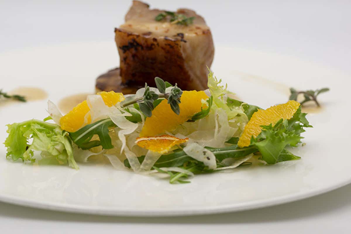 Pancia di maiale croccante, patata schiacciata agli agrumi e sambuco, insalatina di finocchi e arance Risorgimento Hotel Resort, quintessenza del Barocco leccese
