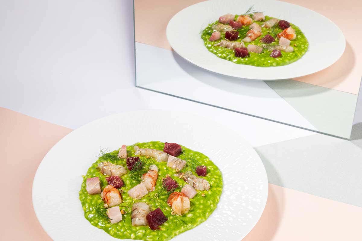 Risotto al basilico con crudo di mare, uno dei piatti signature rivisitati da Tammaro al Maffei Delivery, eventi, aperture: Al Maffei le novità non si fermano in cucina Risotto al basilico con crudo di mare, uno dei piatti signature rivisitati da Tammaro al Maffei Delivery, eventi, aperture: Al Maffei le novità non si fermano in cucina