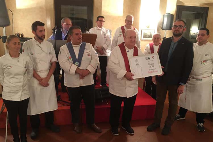 La premiazione di Aldo Becciolini (Al risotto di Aldo Becciolini il premio al torneo Egidio Rossi)