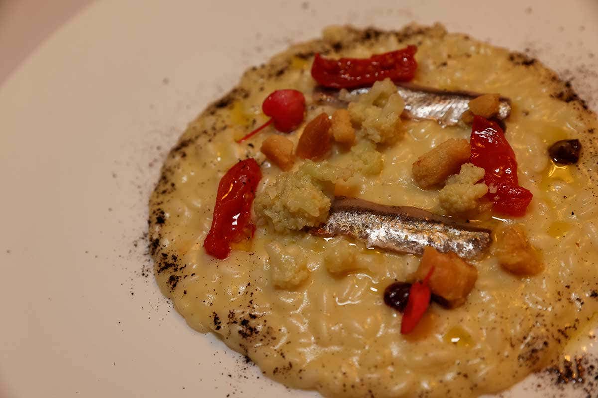 risotto riserva San Massimo Doppia T con broccolo di Torbole, acciughe di Terzigno e mesocarpo di molche al camino I 15 anni del Gallo Cedrone, in un libro con 50 ricette per celebrare l'attività