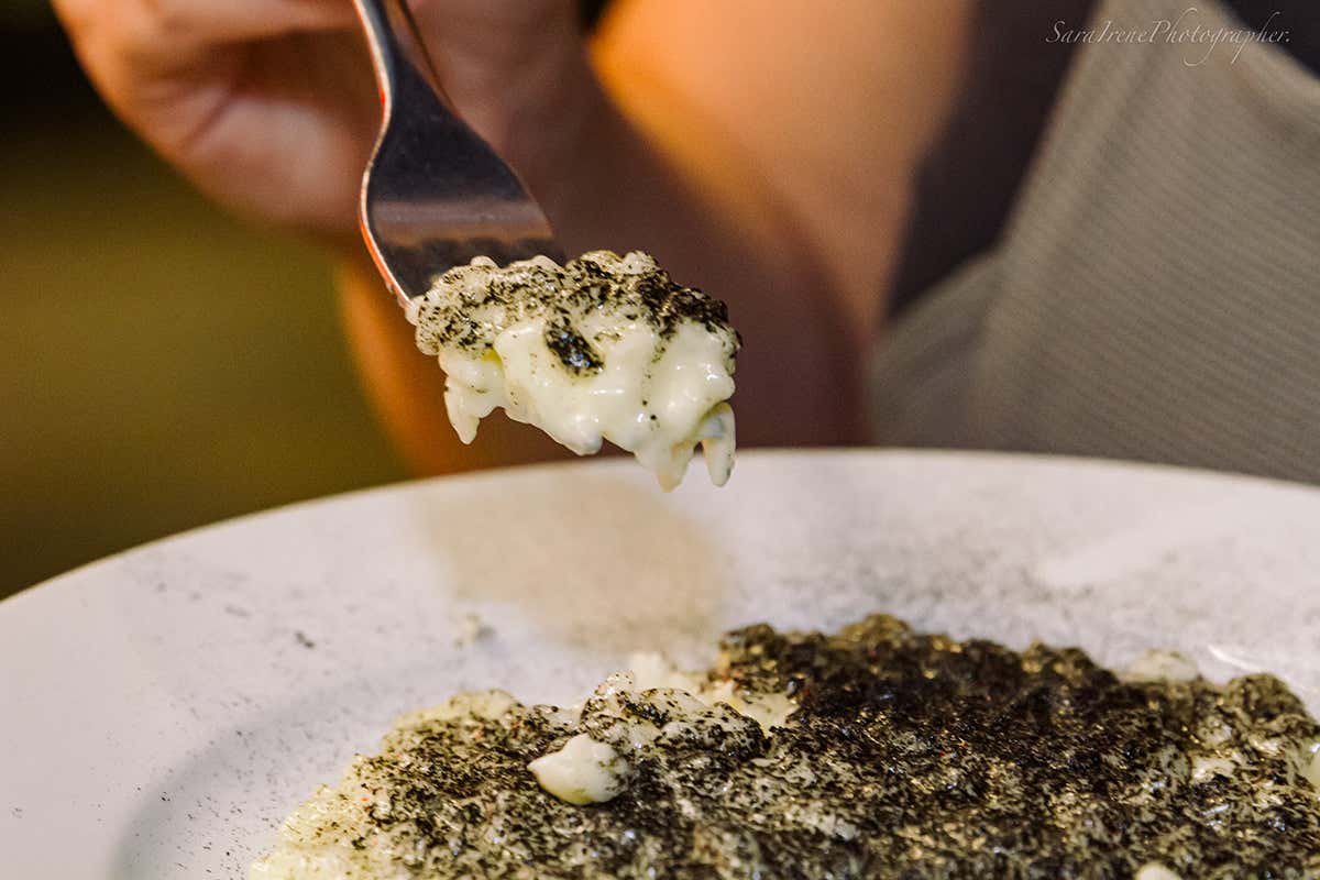 Risotto con polvere di pigna di cirmolo Enosteria Lip&eacute;n: a tavola con gli Ambasciatori del gusto